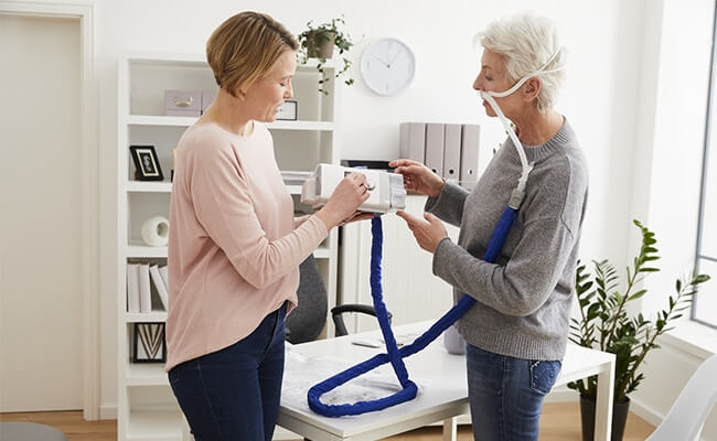 COPD-woman-health-care-professional-high-flow-therapy-mobile